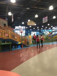 -维佳童话镇演出现场(徐东店)