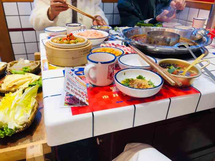 吃饭带着去的进店有小姐姐迎领选择靠窗位置店面不是特别大干净整洁明