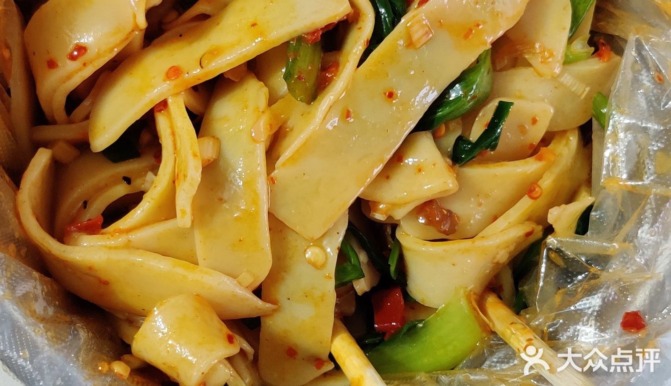 店面不算很大,干净卫生,用餐环境还行,图二为店内餐桌