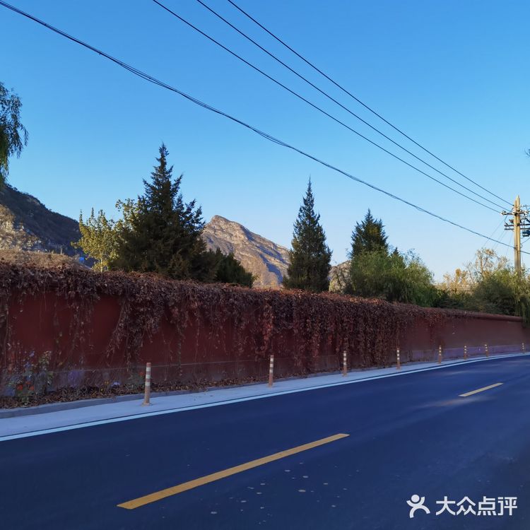 没有火车，在他的下一站斜河涧有一个火车公园