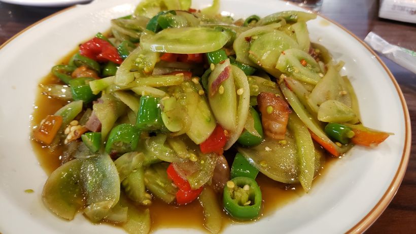 青番茄炒腊肉,青番茄炒的有点太软了,口味还可以的,不是特别辣.