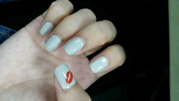 都从别家的美甲店借人了  修眉毛技术一般刀大概是不够快了 感觉一 