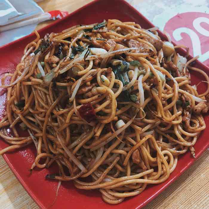 打分 吃了很多年的炒面,老板人也很热情,跟他说加点醋,会炒一个酸辣