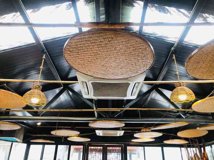 草棚棚(会岸路店)-"口味偏淡,菜品丰富,客人挺多,长凳八仙桌.