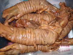 -狗撵鸭(泰山公寓店)