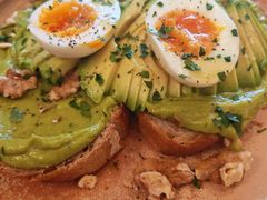 牛油果煮蛋吐司-RAC BAR(安福路店)