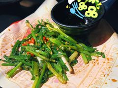 盘烤韭菜-何师烧烤·香辣蟹·川菜·30年老品牌(太古里旗舰店)