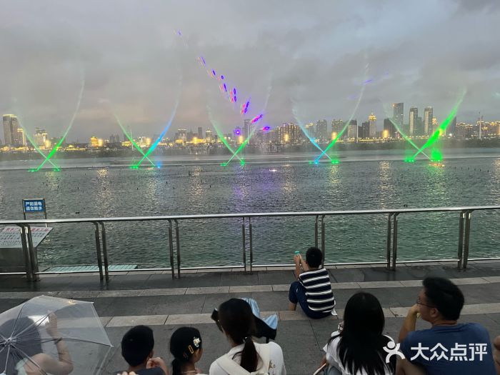 秋水广场音乐喷泉图片