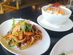叉烧乌冬面配溏心蛋和时蔬-WOLFGANG PUCK KITCHEN & BAR(迪士尼小镇店)