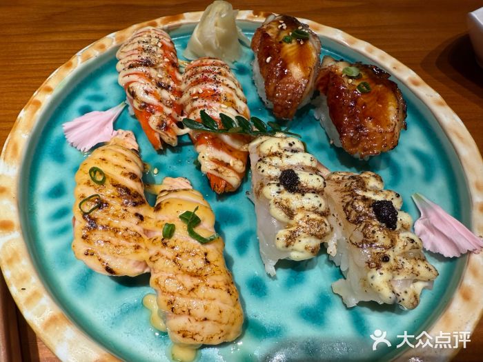 俊屋料理·烧鸟·寿司·日泰融合菜(星际云汇店)俊屋火炙拼盘寿司图片
