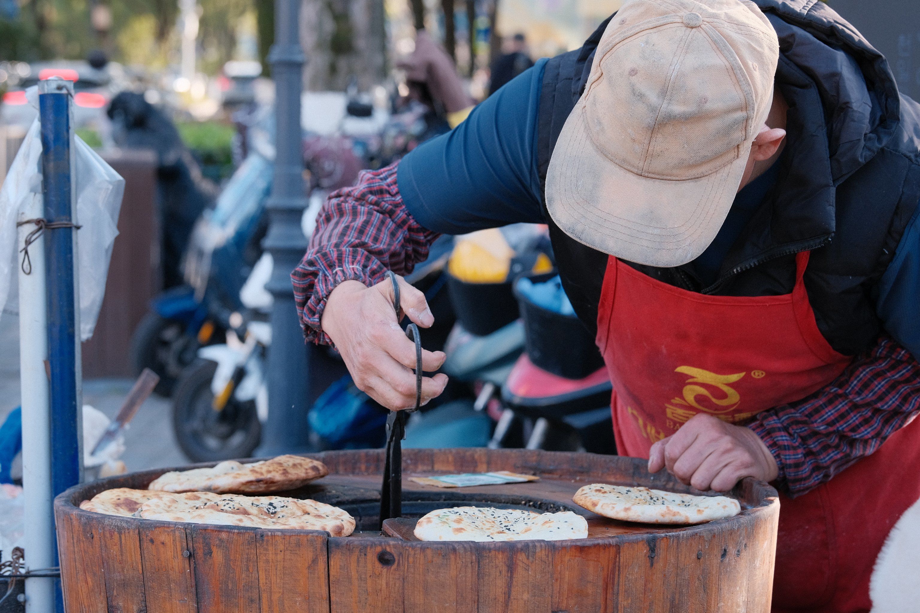 情味满满#市井生活#在路边摊感受人间烟火#路边摊美味#市井烟火#烧饼