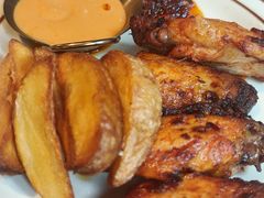 炭烤鸡翅配炸薯角-BROWNSTONE布朗石西班牙餐厅(富城店)