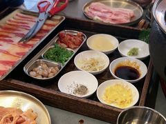 -围炉肉舍•炭烤活鳗•丹东海鲜烤肉(步行街店)