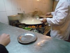 厨师操作间、干净的取食台-春发生饭店·非遗(南院门店)