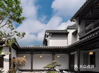 合院别墅是一种现代院式住宅，常见的合院别墅是多以四联