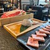 现炸的五花酥肉真的是入口即化酥脆鲜香带着微微麻不太能吃辣的同学一定记着点泡菜锅因为会越煮越辣嫩牛肉必点真的好吃滑溜但是肥牛就不太好吃了煮了很老建议点嫩牛肉就可以啦油腻的火锅配上奶茶就很解辣解腻过了饭点吃不不用排队