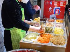 自助取餐区-三兄弟高炉烧饼