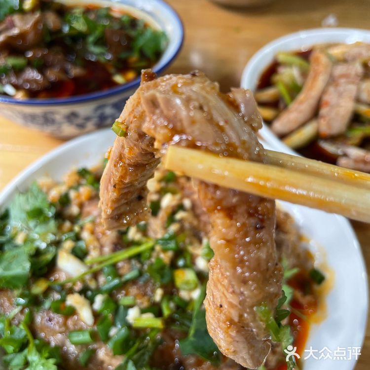 每一口都仿佛在诉说着曹氏的独特故事。无论是单独品尝