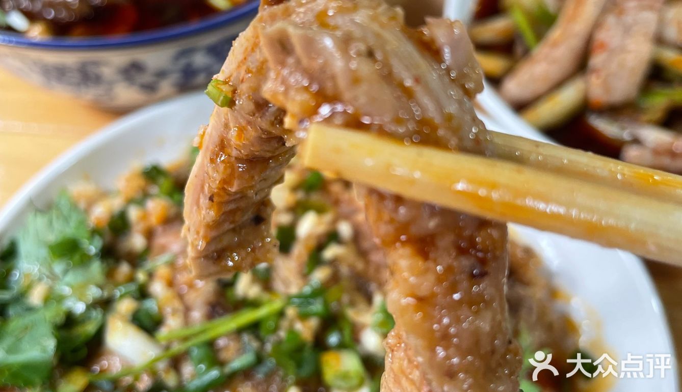 每一口都仿佛在诉说着曹氏的独特故事。无论是单独品尝