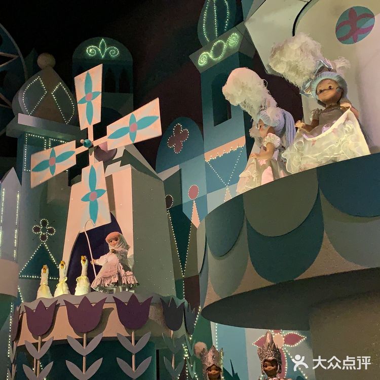 小小世界是迪士尼非常标志性的一项游乐设施，非常适合带