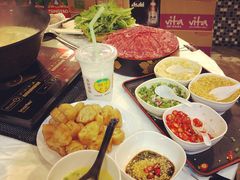油条-鲜入围煮花胶鸡海鲜火锅