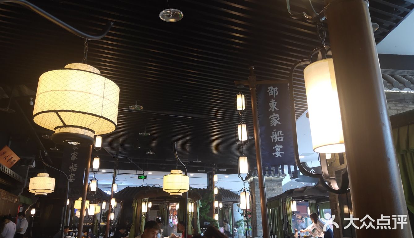 酸菜鱼鱼片鲜嫩爽滑，刺很少，酸菜鱼汤很开胃