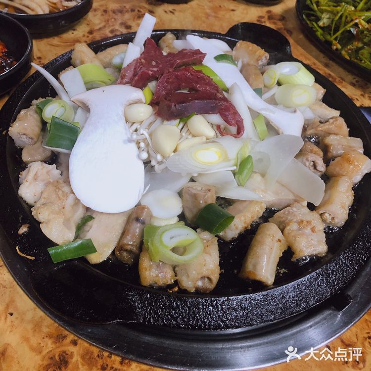 牛小肠和大肠都挺好吃的，还有解腻的汤，好好喝