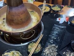 -果松木炭酸菜铜火锅·外婆参鸡汤