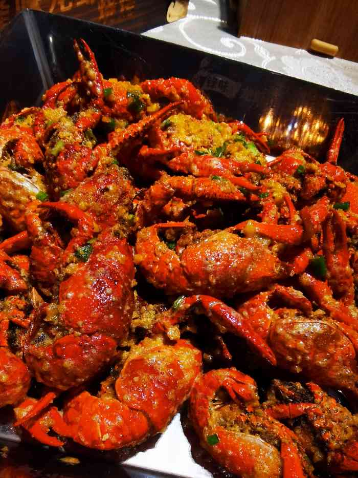 锋味龙虾烧烤-"[薄荷]环境:龙虾烧烤店里很难得的干净.