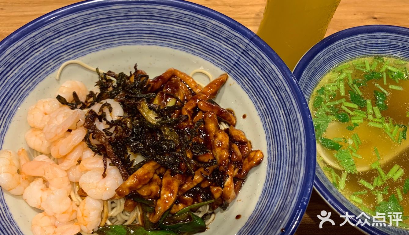 不太像南方的妹子 对面食情有独钟 腔调面把上海菜浇头