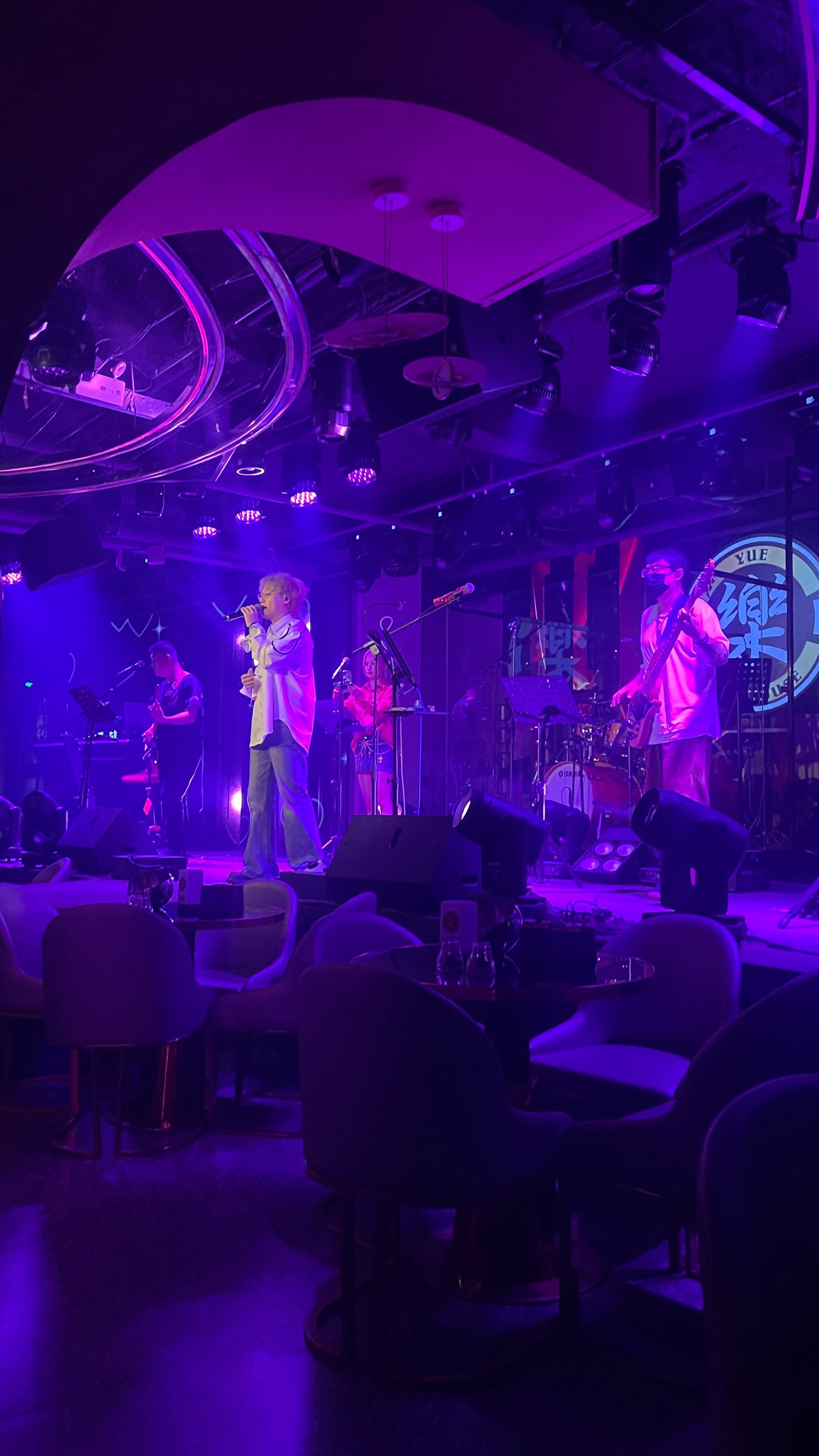 0元玩转这座城很赞的酒吧 歌手唱歌很好