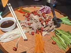 风生水起捞起芥味乳鸽-羽鸽集·乳鸽专门店·地道顺德菜(岭南站店)