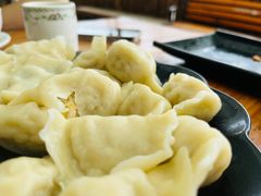 酸菜饺-果松木炭酸菜铜火锅·外婆参鸡汤