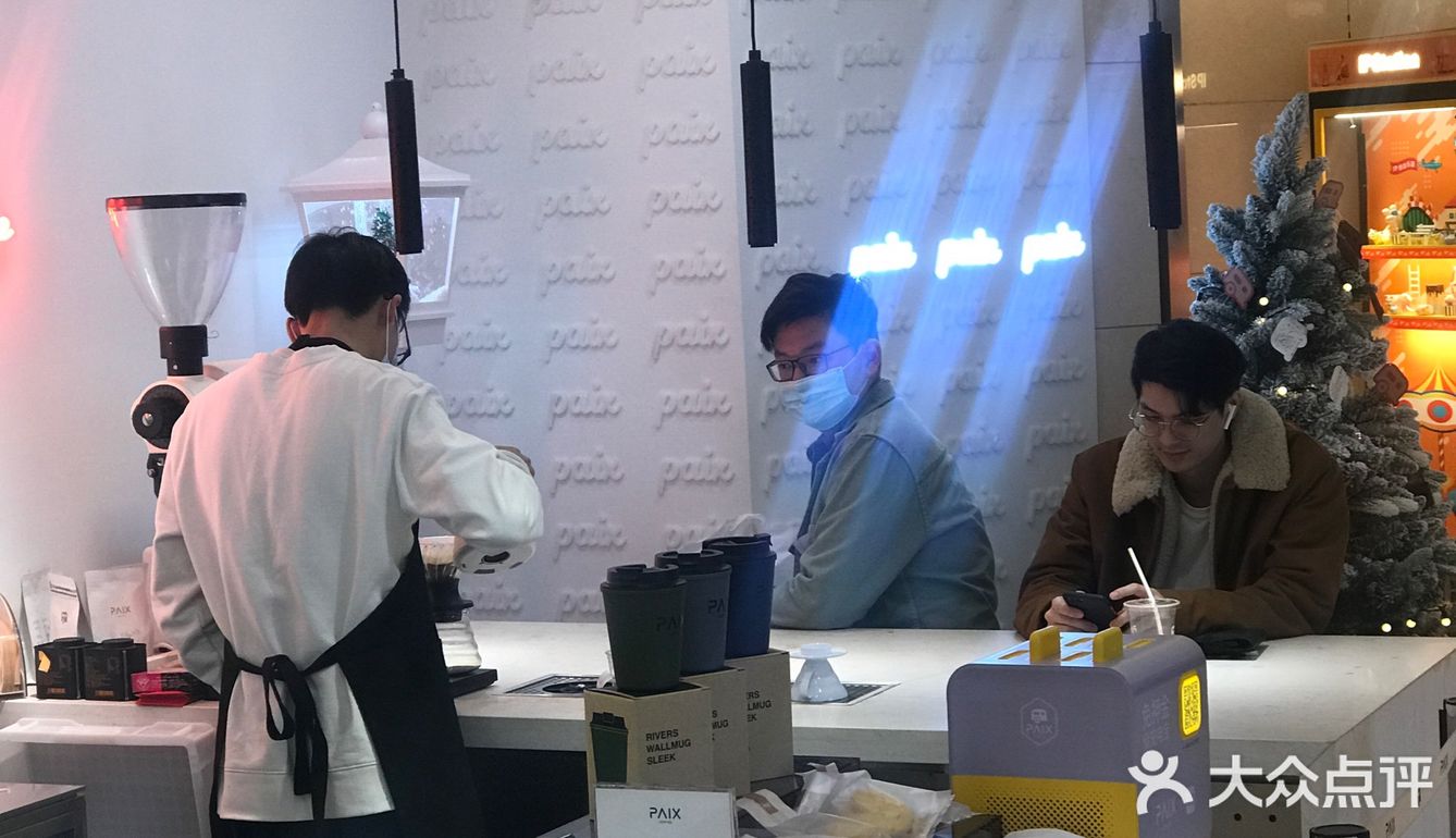 雪糕堪比哈根达斯。就是店内座位不多，只有三个