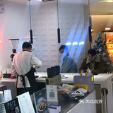 雪糕堪比哈根达斯。就是店内座位不多，只有三个