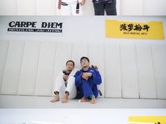 -菠萝格斗巴西柔术训练馆