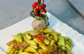 Cucumber Stir-fried with Pork Neck Meat