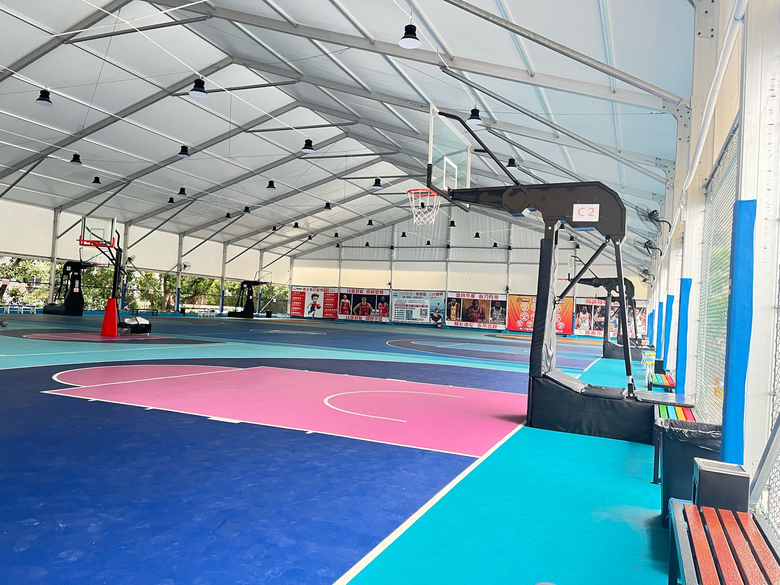 场地宽敞,设施齐全,简直就是打篮球的天堂啊🤩