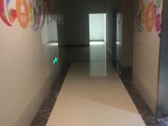 夜晚写字楼阴森的走廊-面包与我Bread Or Me(长城汇店)