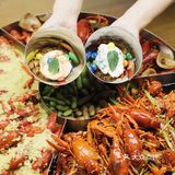我能吃掉两大碗！店里除了龙虾还有炒菜和烧烤