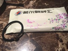 贴心服务，给长发的姑娘准备橡皮筋-猪啊牛呀羊啊铜盘烤肉(正大广场店)