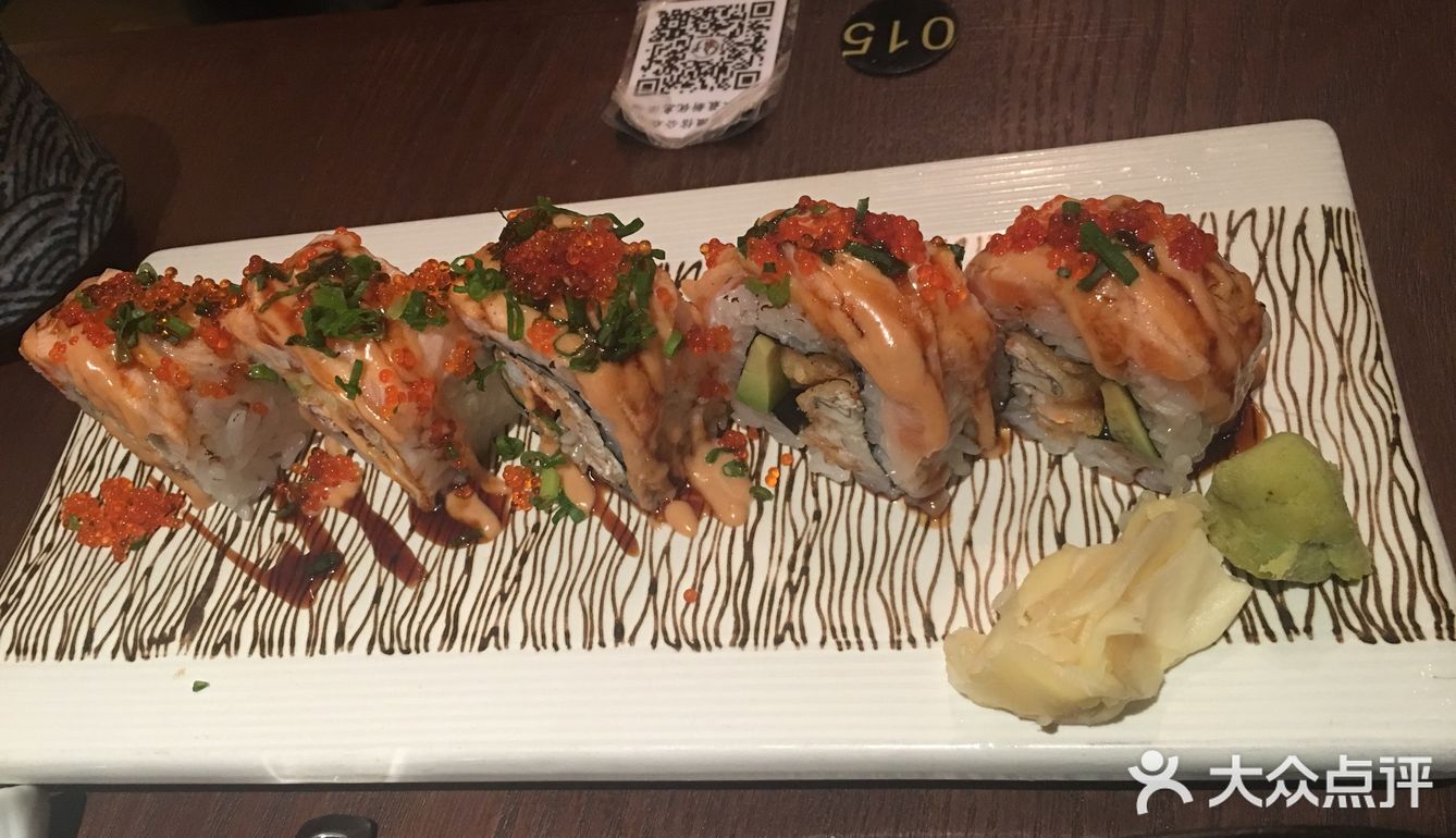 金枪鱼沙拉：很一般，胜在量还可以 什锦鸡肉烤串