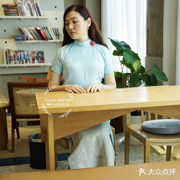 魔都旗袍探店-绿瓦体育书店