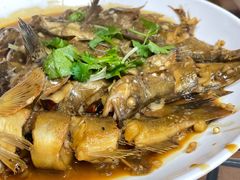 焖黄花鱼-锅贴王海鲜小馆