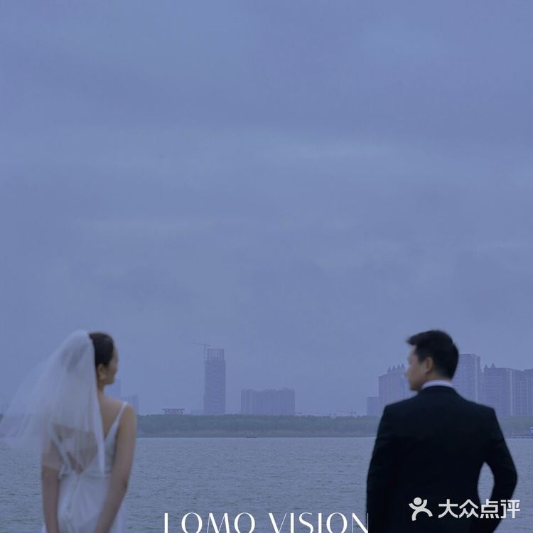 阴天下拍的电影感婚纱照🔵雾霾蓝太高级了