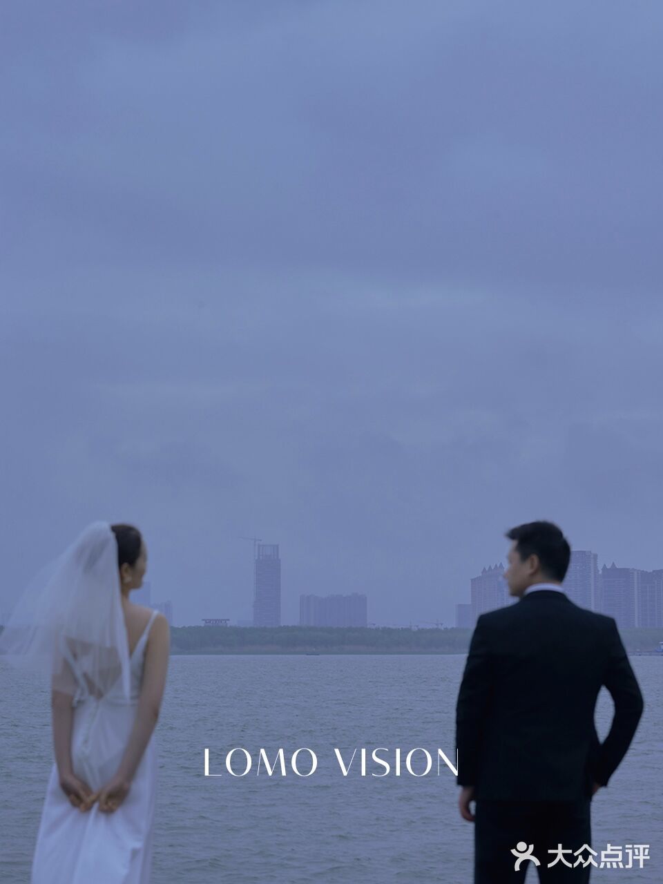 阴天下拍的电影感婚纱照🔵雾霾蓝太高级了
