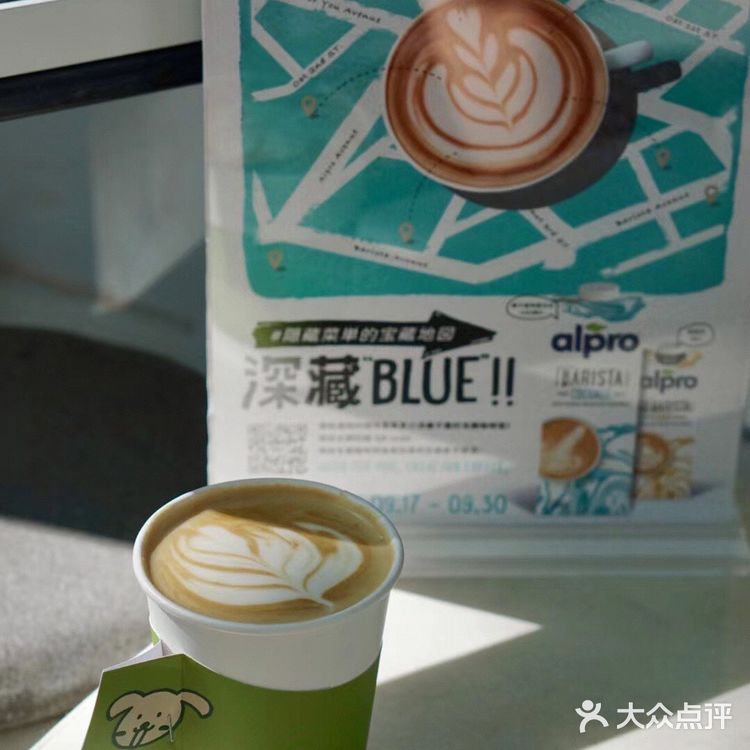 早晨散步，过来喝杯新品，这么早营业的咖啡小铺真不多