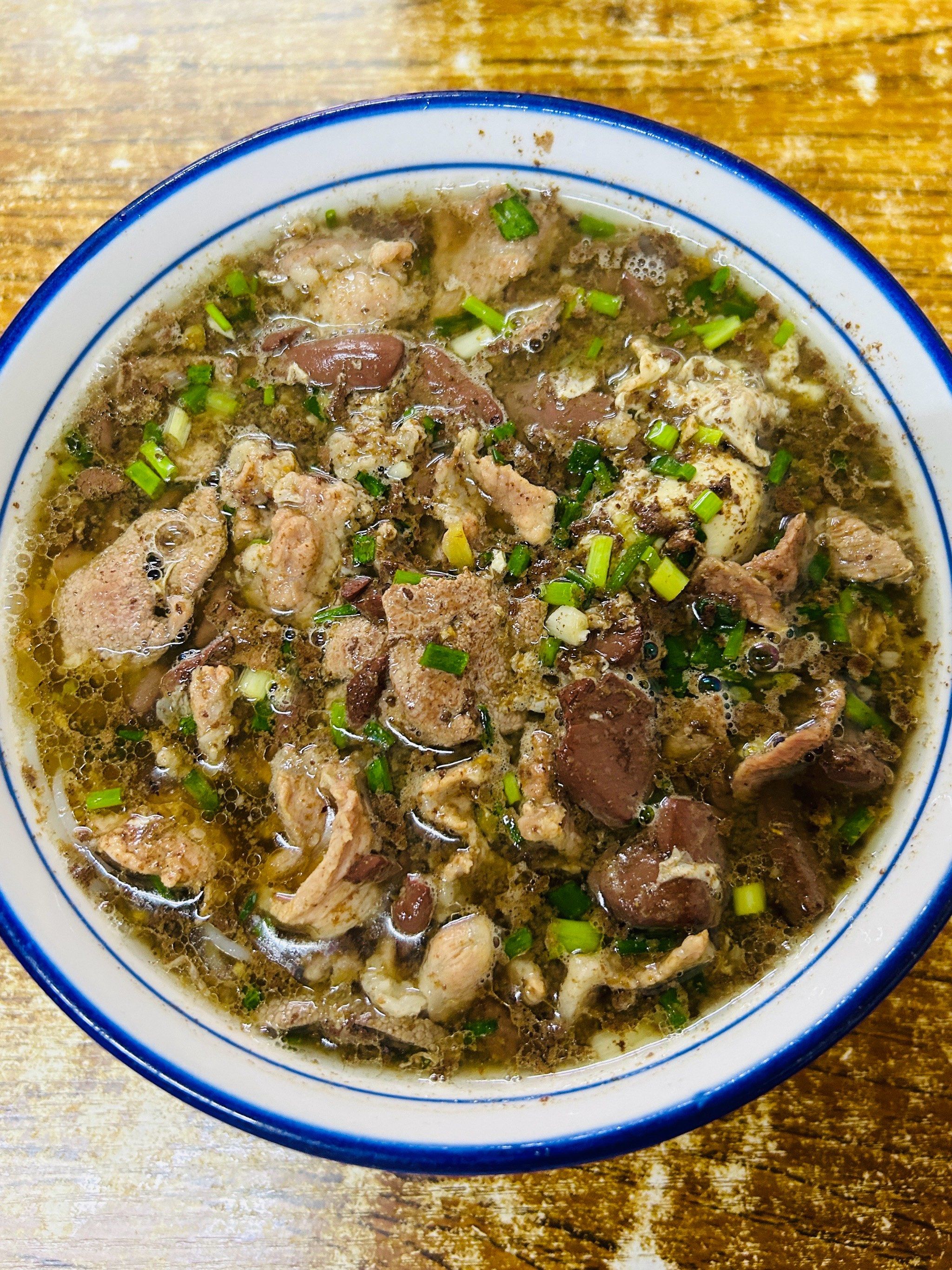 老板郴州人,13元的杀猪粉里面有猪血,猪肉,猪肝和鸡蛋