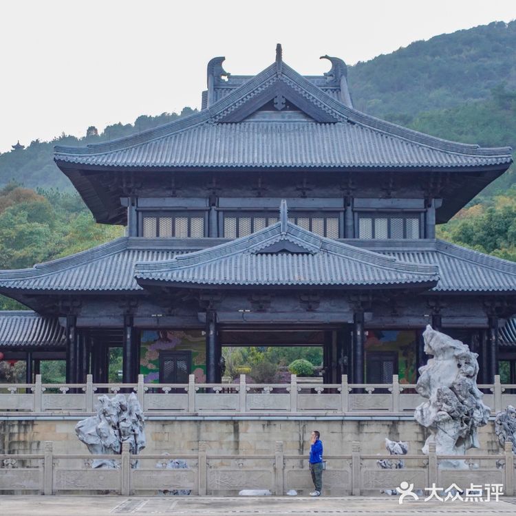 素有“湖州之巅”的美誉。 站于仁皇阁的脚下