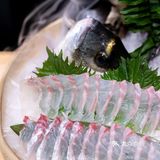 这里的樱花🌸开了，我想约你一起吃日料，好吗？